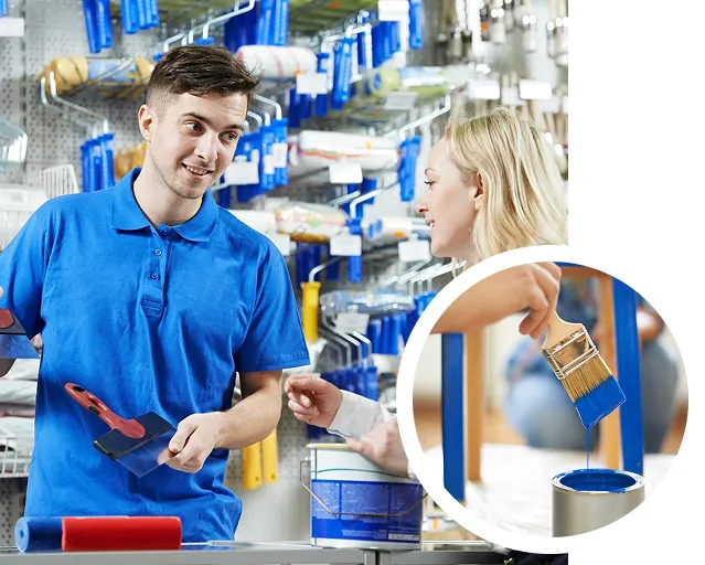 vendeur en magasin de peinture professionnel avec une tenue bleu entrain de conseiller une cliente à Magnanville dans les Yvelines 78